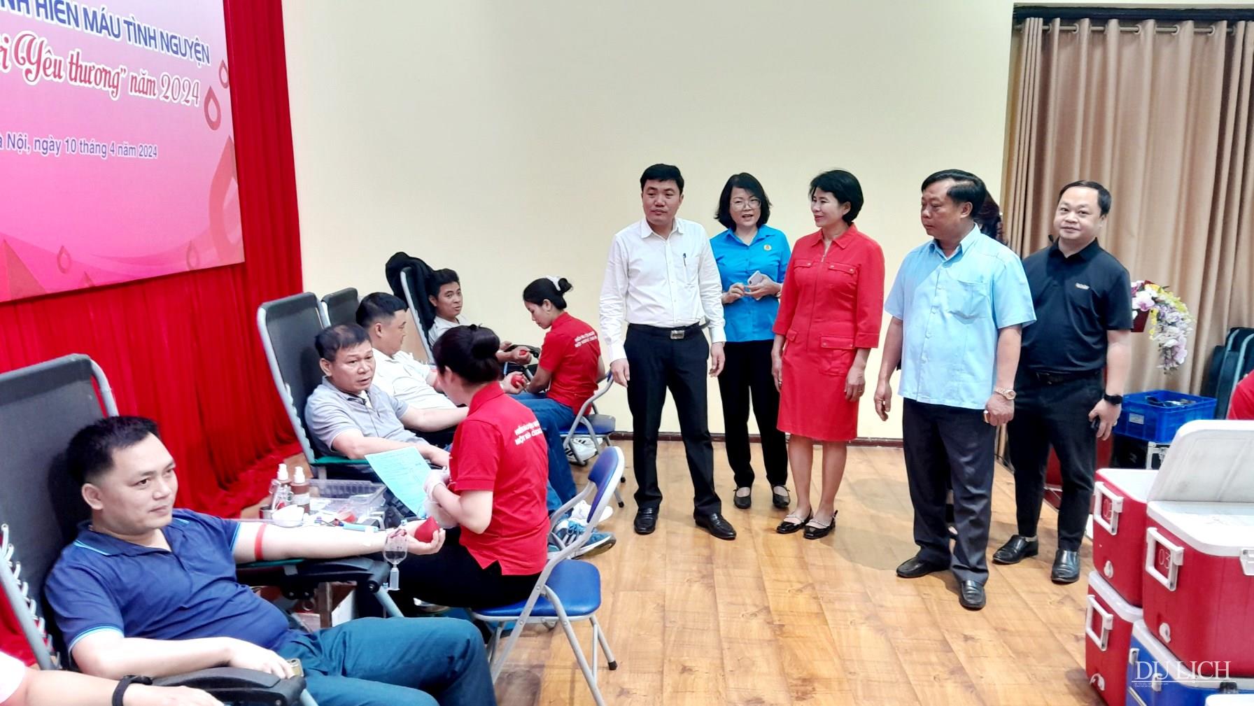 Phó Cục trưởng Cục Du lịch Quốc gia Việt Nam Phạm Văn Thủy và lãnh đạo các đơn vị Khối Tham mưu quản lý nhà nước thăm hỏi động viên các công đoàn viên hiến máu
